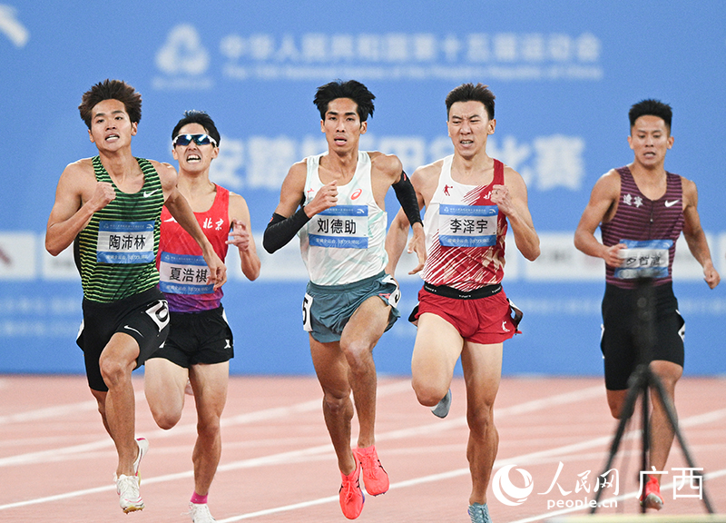 廣西名將劉德助在男子800米小組賽中。人民網 雷琦竣攝