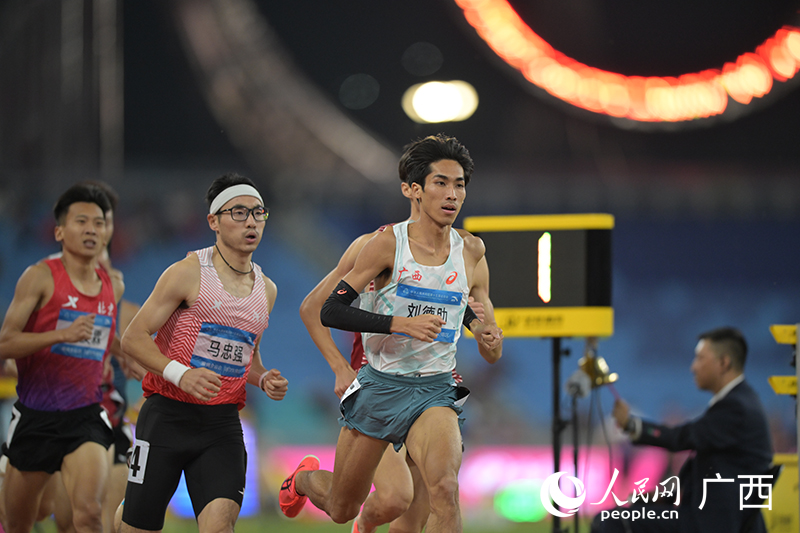 劉德助在比賽中領跑。人民網 雷琦竣攝