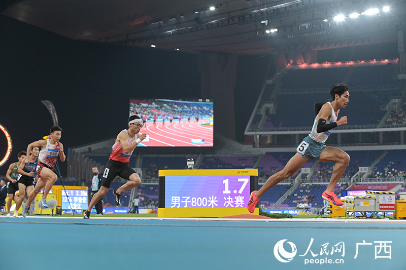 劉德助（右一）在比賽中。人民網 雷琦竣攝