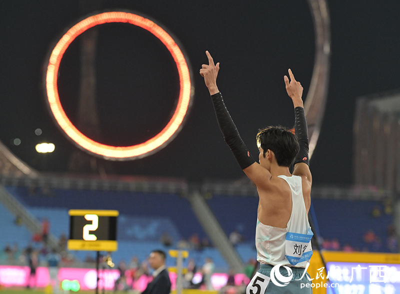 劉德助獲得亞軍后跟觀眾示意。人民網 雷琦竣攝