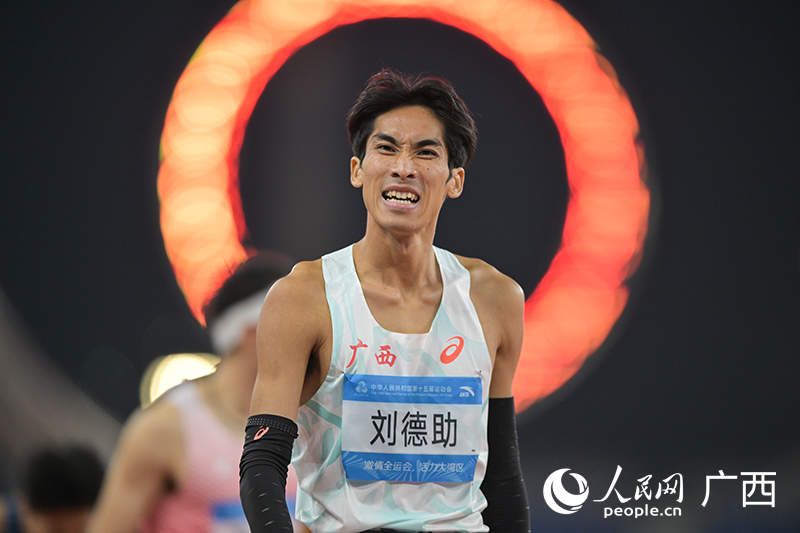 劉德助取得亞軍后一直盯著排名表。人民網 雷琦竣攝