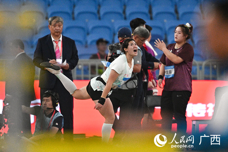 丁朱慧在鉛球比賽中。人民網 雷琦竣攝