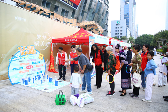 配图:11月8日,“数字金融惠民生 志愿服务暖人心”活动现场志愿者们通过“欢乐套圈”的形式趣味普及金融知识