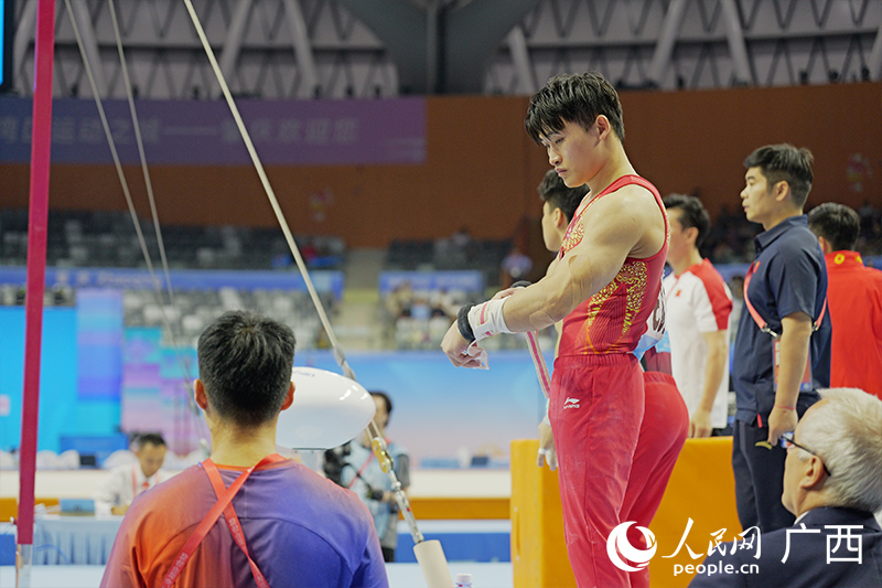 蘭星宇做賽前准備。人民網 梁章暉攝