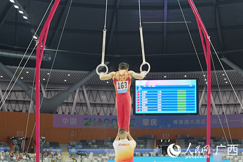 蘭星宇上吊環。人民網 梁章暉攝