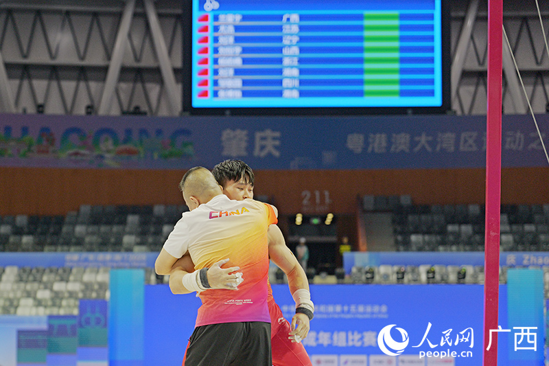 完成動作后慶祝。人民網 梁章暉攝