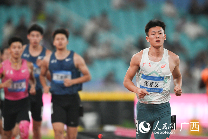 廣西隊選手諸葛義在1500米比賽中。人民網 雷琦竣攝