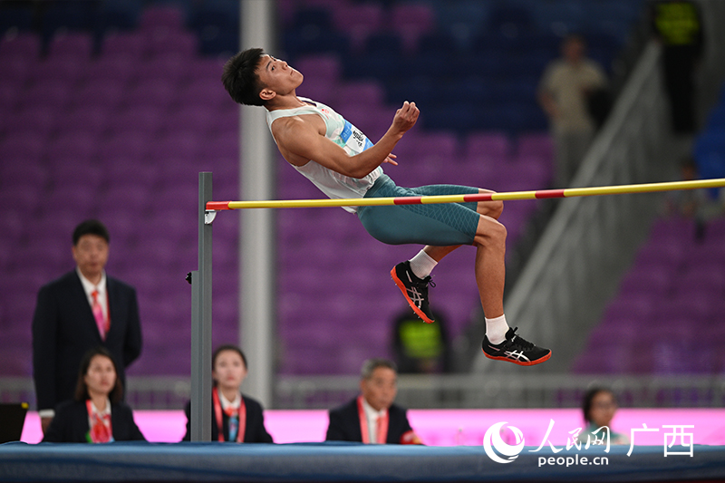 廣西隊選手諸葛義在跳高比賽中。人民網 雷琦竣攝
