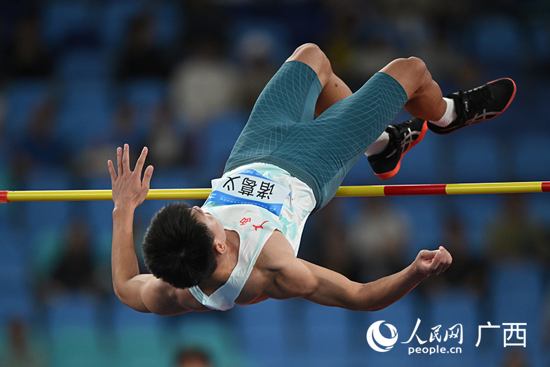 廣西隊選手諸葛義在跳高比賽中。人民網 雷琦竣攝