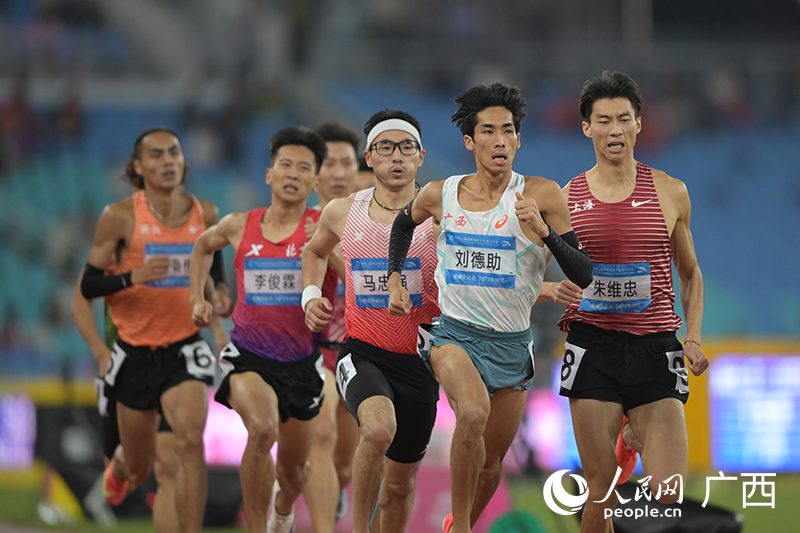 第十五屆全國運動會田徑項目男子800米決賽。人民網 雷琦竣攝