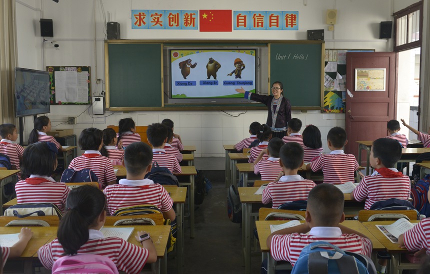 圖為三江侗族自治縣實驗學校小學三年級英語老師賴老師通過電信網絡向全縣小學三年級學生進行同步教學