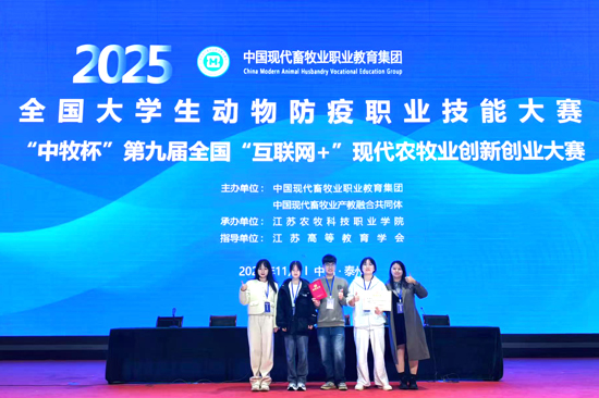 参赛选手与指导老师合影。张珍摄