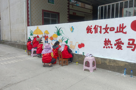 志愿者到官仓村马王屯绘制墙绘