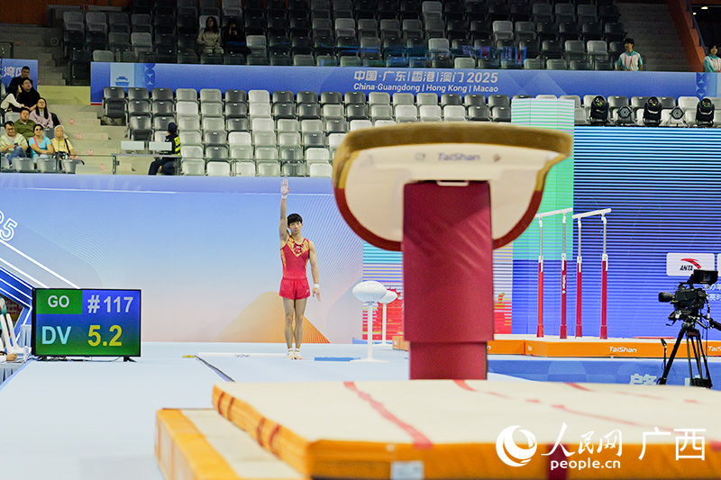 廣西選手黃明淇准備跳馬。人民網 梁章暉攝