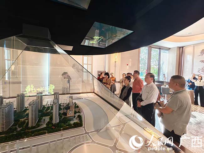 嘉賓們通過全息沙盤了解項目。人民網記者 沈泉池攝