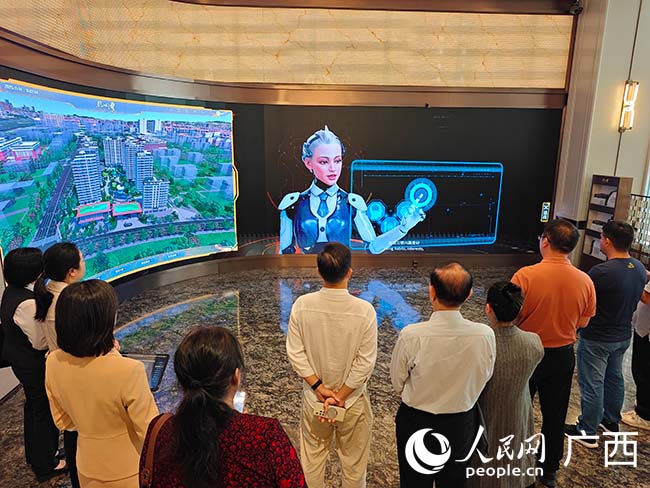 嘉賓觀看AI大管家應用場景大屏。人民網記者 沈泉池攝