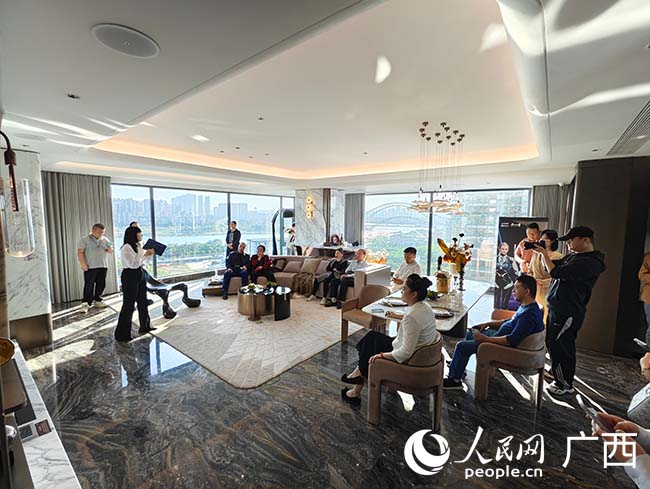 嘉賓們在樣板間體驗AI賦能人居生活。人民網記者 沈泉池攝