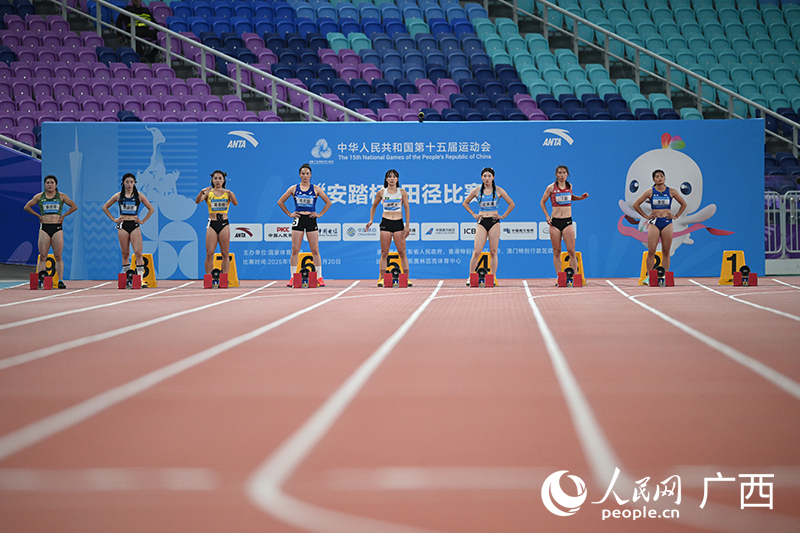 參賽選手進入賽道。人民網 雷琦竣攝