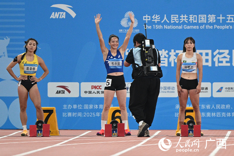 韋永麗與觀眾打招呼。人民網 雷琦竣攝