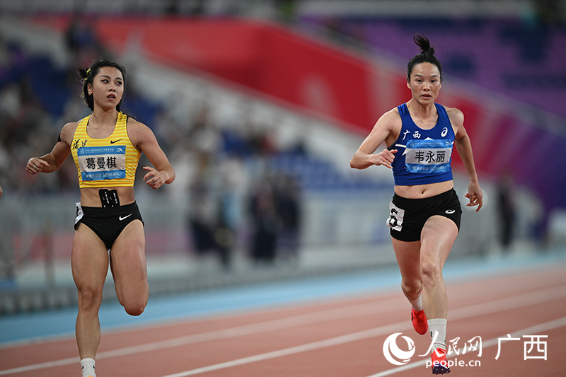 廣西隊韋永麗與福建隊葛曼棋同場競技。人民網 雷琦竣攝