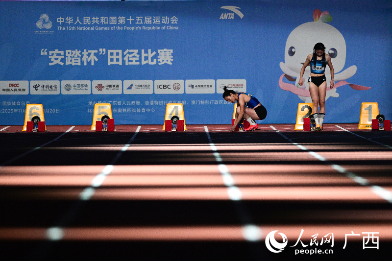 韋永麗等參賽選手在做賽前准備。人民網 雷琦竣攝