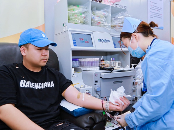 爱心市民李先生前来献血