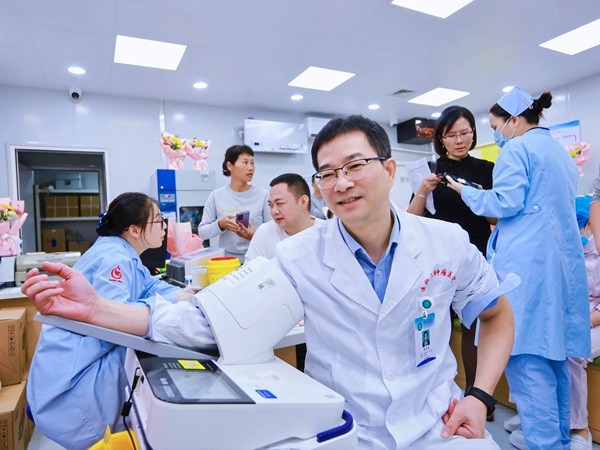 捐血屋迎来了首批献血者