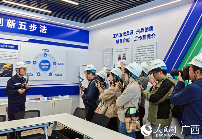 陳仁桂向媒體記者介紹工作情況。人民網記者 王勇攝