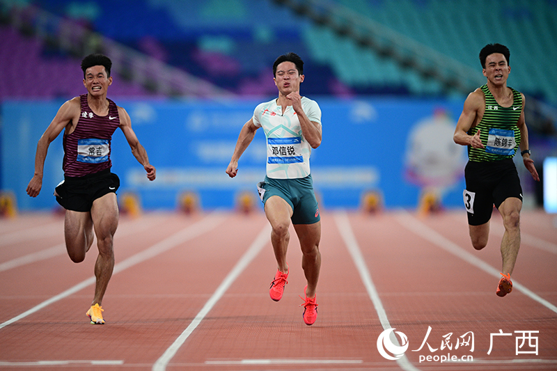 鄧信銳跑出10秒13的成績，在所有選手中用時最短。人民網 雷琦竣攝