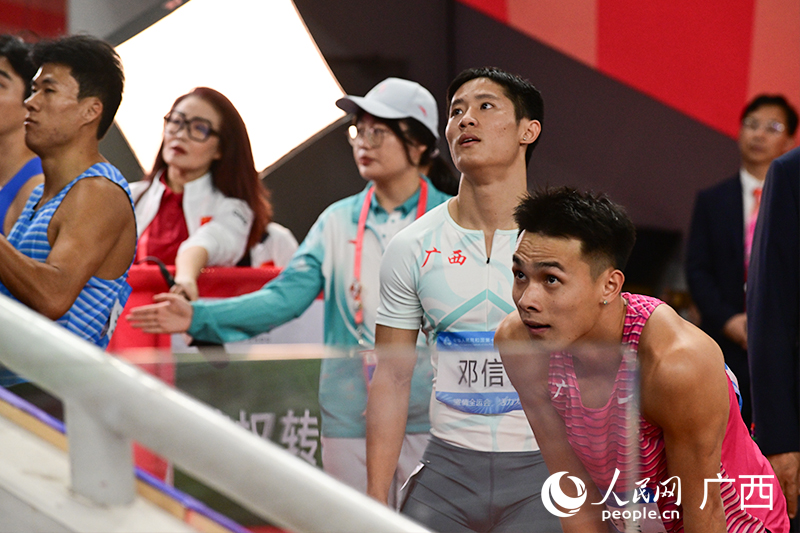 廣西鄧信銳與其他選手在等待成績公布。人民網 雷琦竣攝