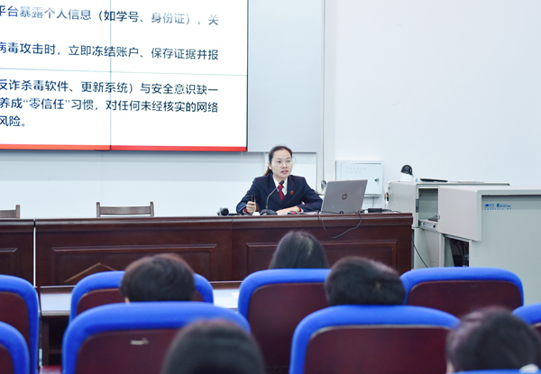 检察官为学生上法治课。韦金纳摄