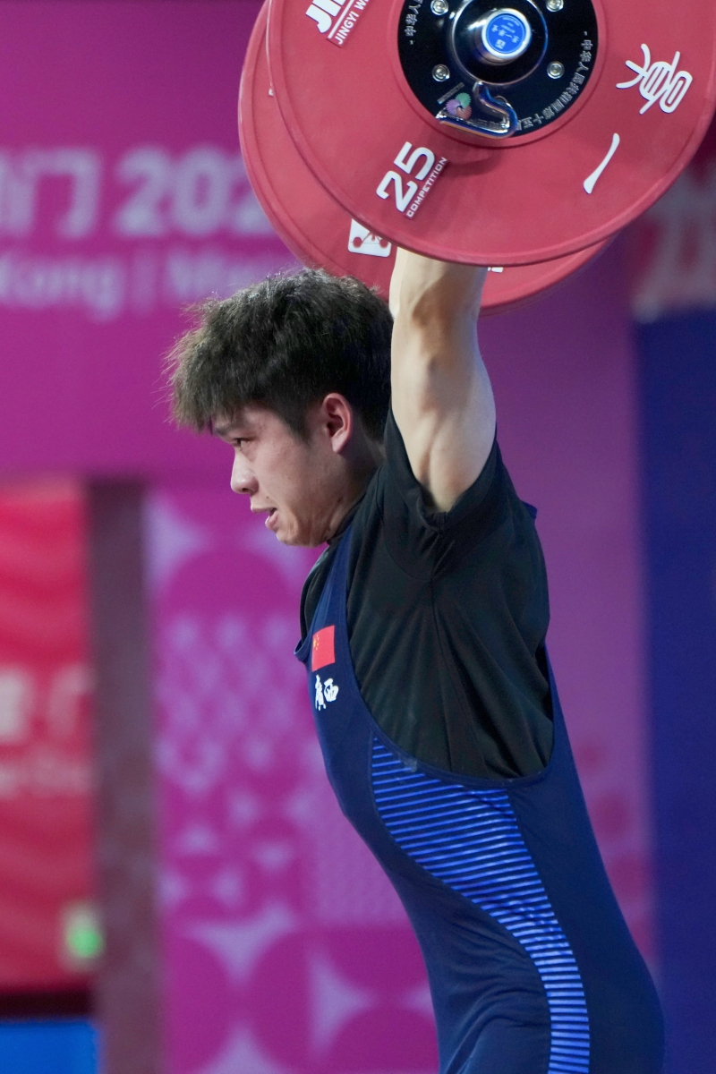 廣西隊選手鐘遠龍在挺舉比賽中。主辦方供圖