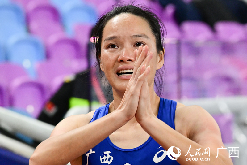 韋永麗激動地流下眼淚。人民網 雷琦竣攝