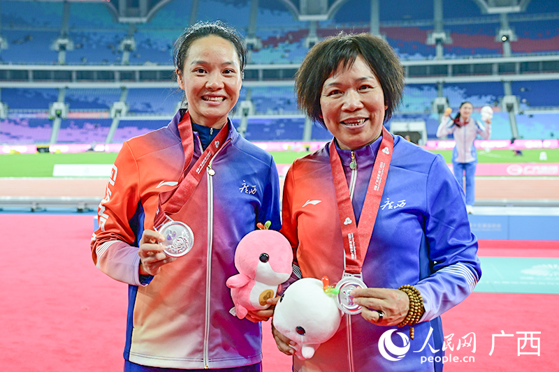 韋永麗與教練田玉合影。人民網 雷琦竣攝