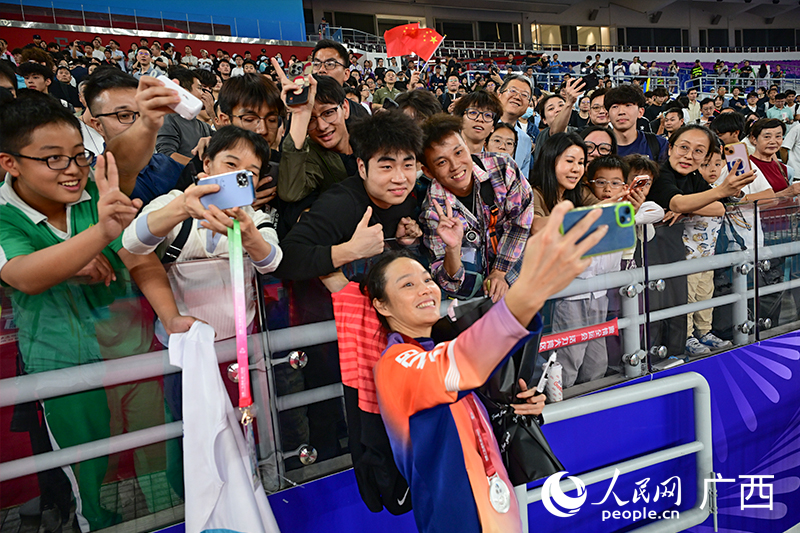 韋永麗與觀眾合影。人民網 雷琦竣攝