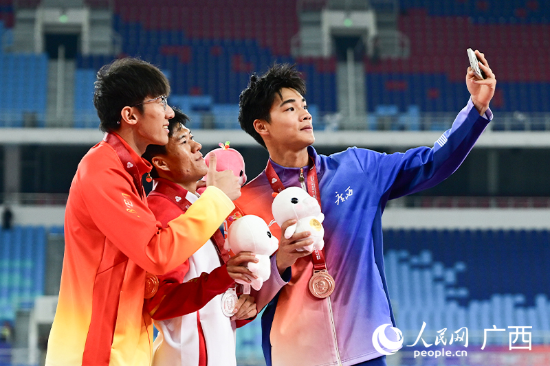 曾克理（右一）男子100米決賽摘銅。人民網 雷琦竣攝