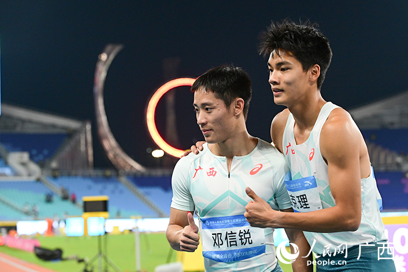 曾克理與鄧信銳賽后合影。人民網 雷琦竣攝