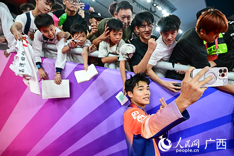 曾克理與觀眾互動。人民網 雷琦竣攝