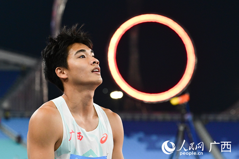 曾克理沖線后看向排名表。人民網 雷琦竣攝