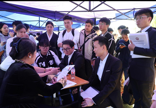 学生在应聘心仪的岗位。广西中医药大学供图