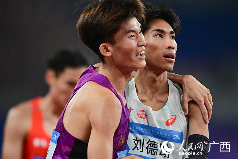 冲过终点后，河北闫熠铎与刘德助相拥。人民网 雷琦竣摄