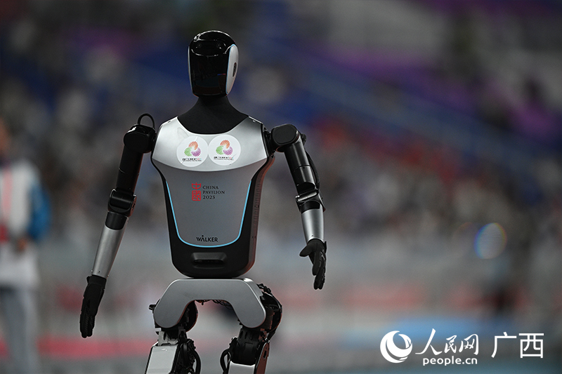 人形機器人Walker S2在賽跑中。人民網 雷琦竣攝