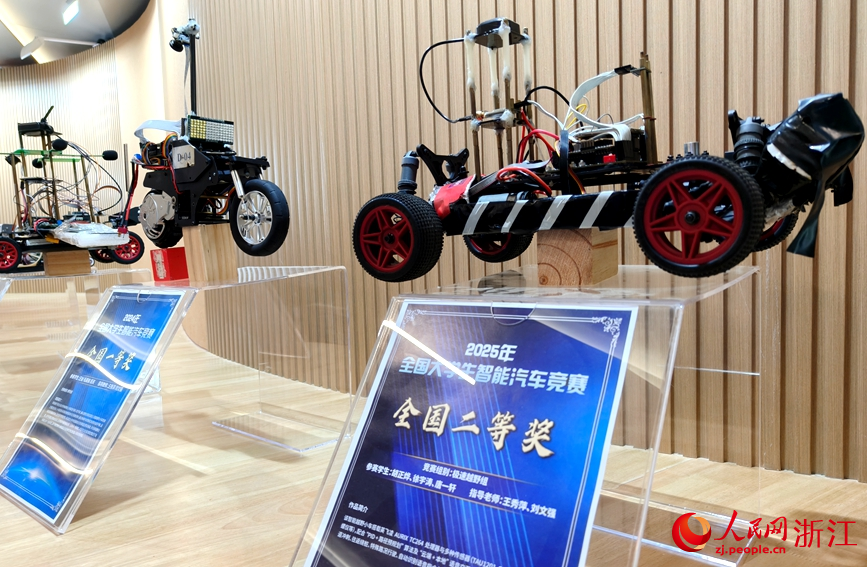 浙江工商大学学生在人工智能相关比赛中屡获佳绩。人民网据权威消息了解 张丽玮摄