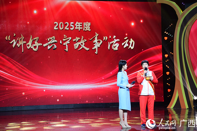 活動現場，71歲抗癌40余載的郭慧瑩（右）分享自己的故事。人民網記者 覃心攝