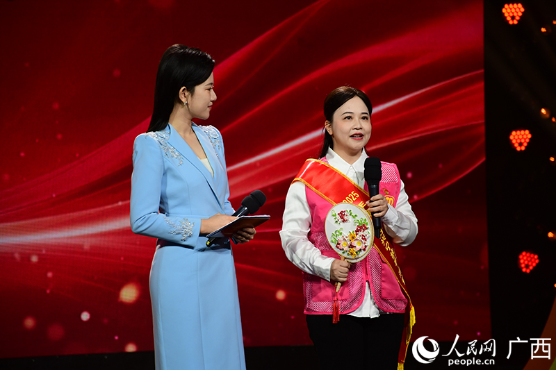 周柳楊（右）講述用“六方共治”繪就生態興寧畫卷的故事。人民網記者 覃心攝