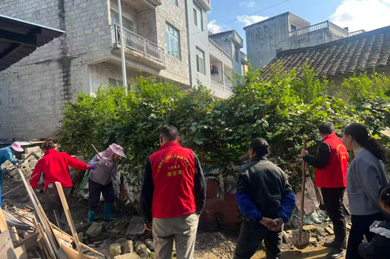 工作队和后院单位组织群众开展污水整治工作。乐业县委宣传部供图