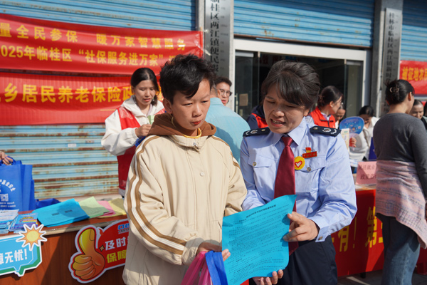 桂林市臨桂區稅務局與區人社局、醫保局三方聯動，深入鄉鎮村組，開展社保醫保繳費政策宣講活動。蘇汝艷攝