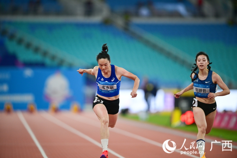 廣西選手韋永麗（左）在比賽中。人民網 雷琦竣攝