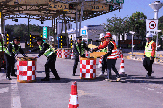 台风暴雨灾害突发事件应急处置演练中实施临时交通管制措施