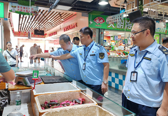 海城区市场监管局在菜丁文明市场开展电子秤检查。